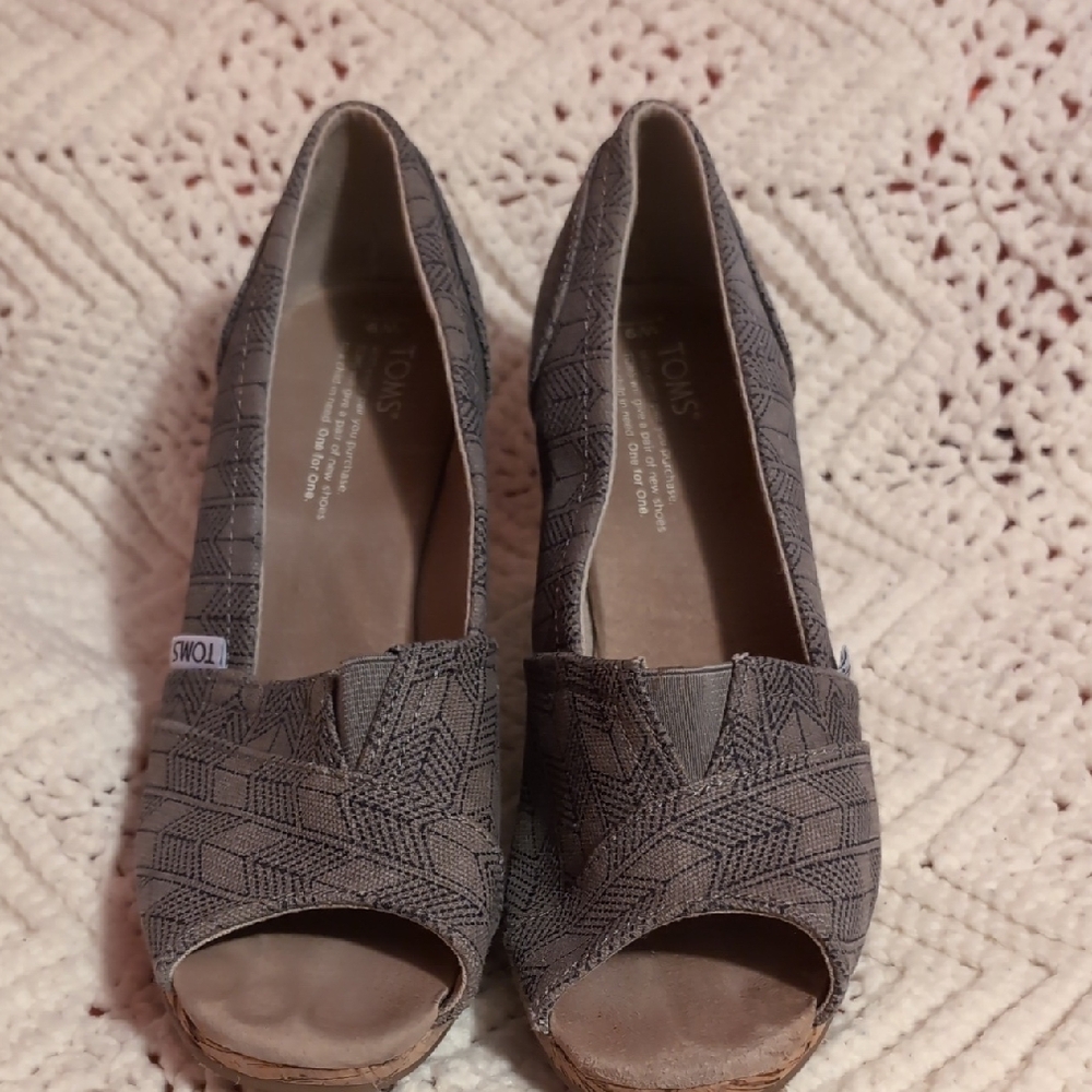 TOMS Women's Gray Peep-Toe Wedges